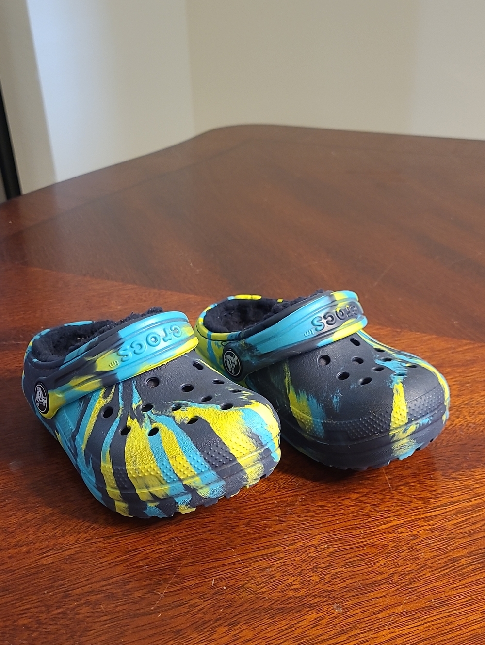Crocs Classic Clog Unisex Kids Slip on Clogs Marbled Blue Yellow Navy Child US 7